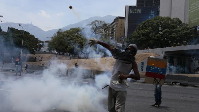 Venezuela u kaosu: U sukobima prosvjednika i policije ubijena žena, na ulicama tisuće ljudi, Guaido poziva na opći štrajk