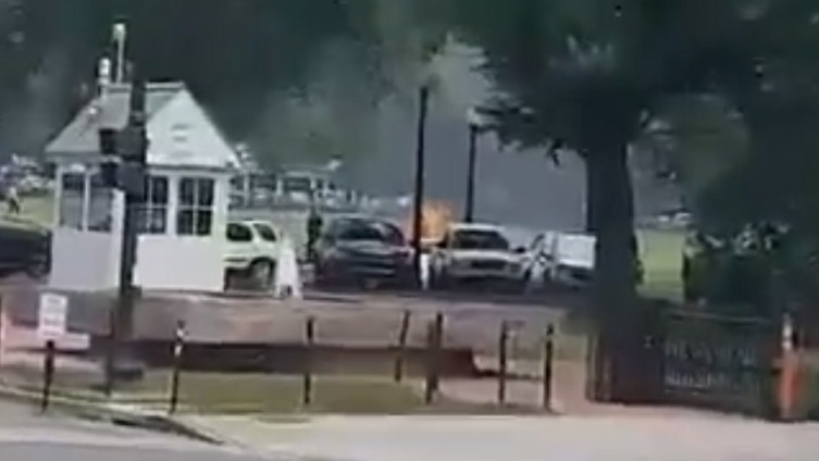 Uznemirujuće snimke iz SAD-a: Čovjek se zapalio ispred Bijele kuće, prebačen je u bolnicu