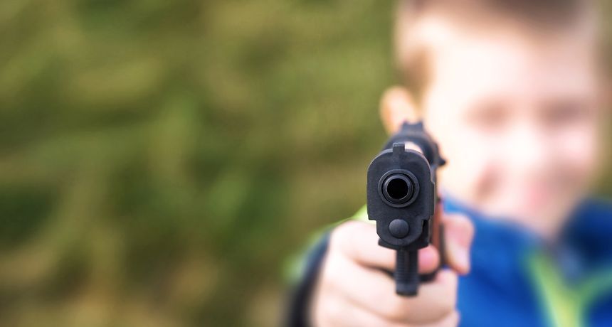 Stravičan zločin: 12-godišnjak upucao svog brata (10) u prsni koš, umro je u bolnici