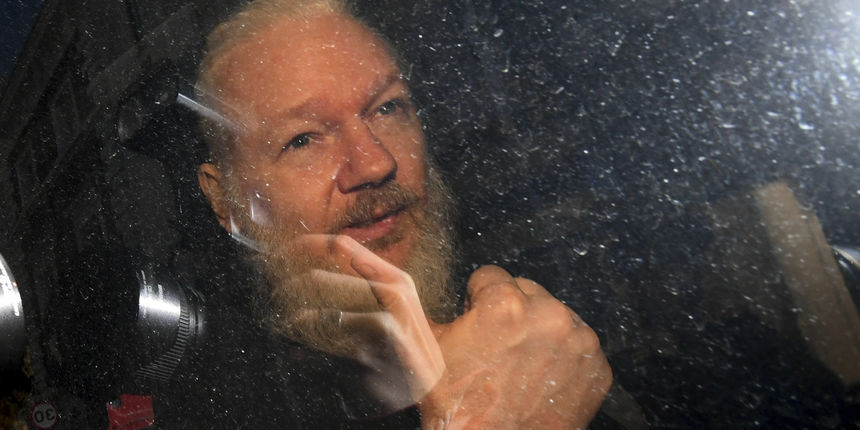 Julian Assange, SAD, Velika Britanija