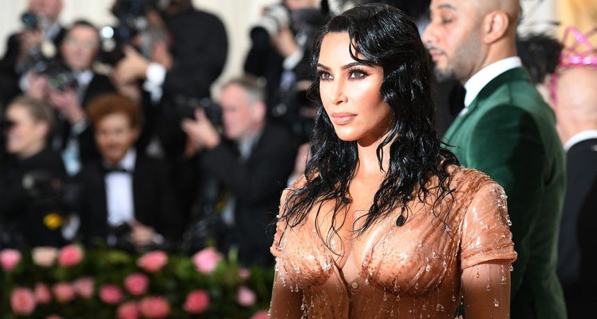 Kim pokazala kako je stala u 'mokru' haljinu na Met Gali: Sada znamo tajnu njezinog nerealno uskog struka