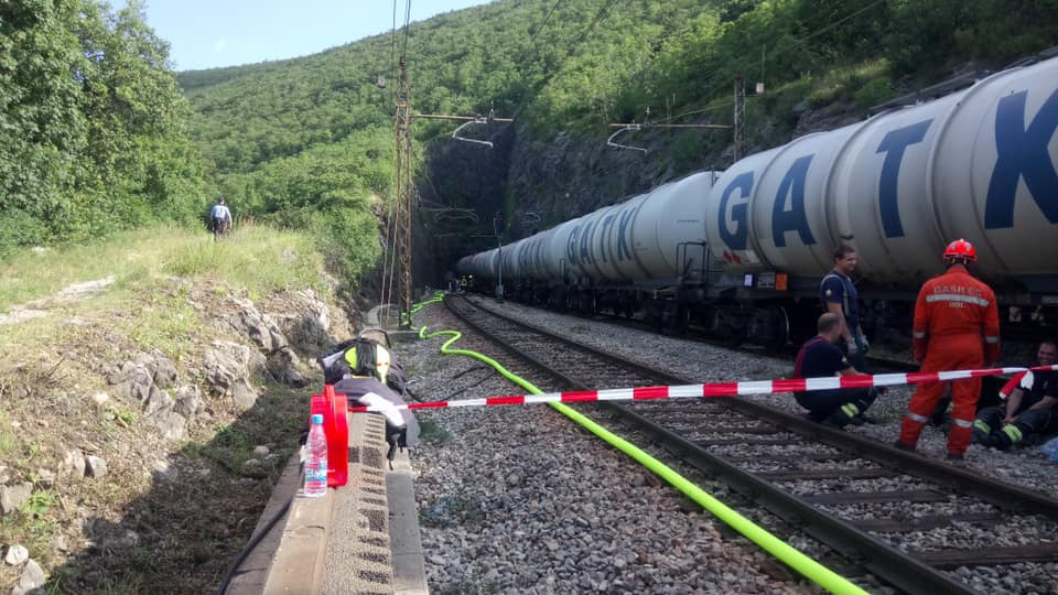 Drama u slovenskom dijelu Istre: Vlak iskočio iz tračnica, iscurilo 10.000 litara kerozina