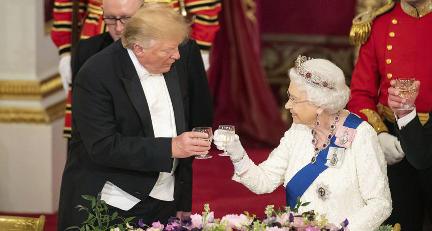 Donald Trump na večeri s kraljicom Elizabetom II. prekršio protokol i osramotio se
