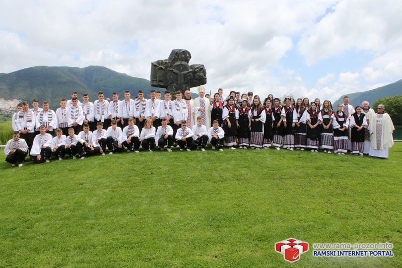 Rama: 55 mladih u narodnim nošnjama primilo sakrament Svete potvrde na Šćitu