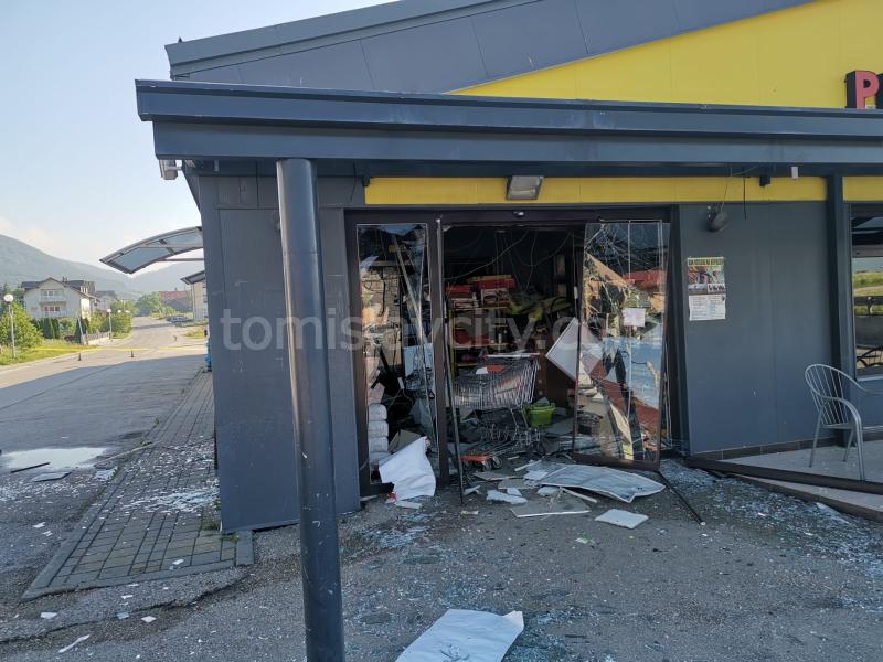 Kupres: Eksplozivom raznijeli bankomat i uništili prednji dio prodajnog centra