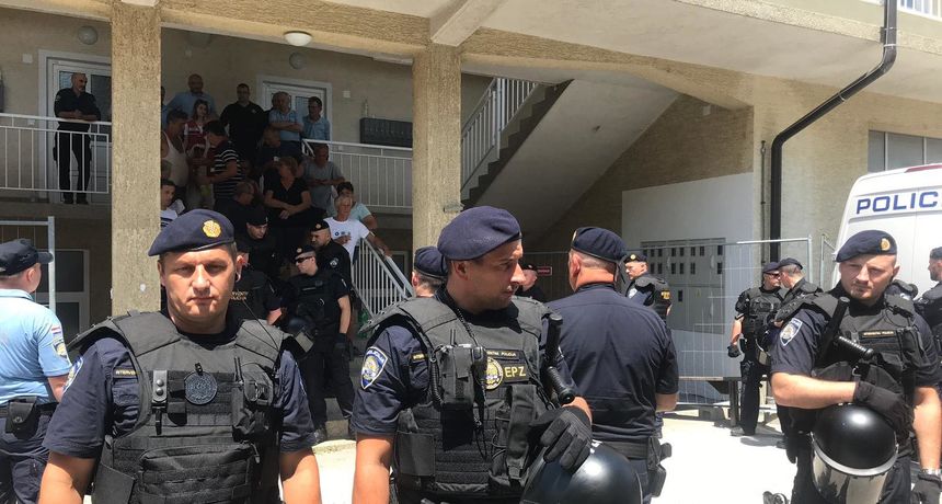  Policija privodi građane koji su blokirali zgradu u koju Bandić želi useliti romske obitelji 