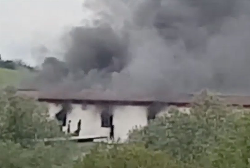 Veliki požar u prihvatnom centru za migrante u Velikoj Kladuši ozlijedio 29 ljudi