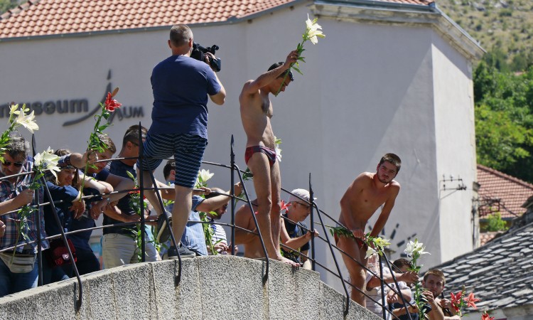 Skokom bez aplauza Mostar odao počast žrtvama Srebrenice