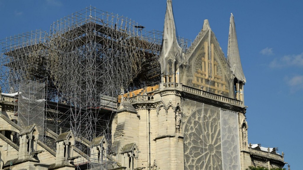 Obnova katedrale Notre Dame: Neugodan miris se još uvijek osjeti u zraku, a rizik od urušavanja je velik