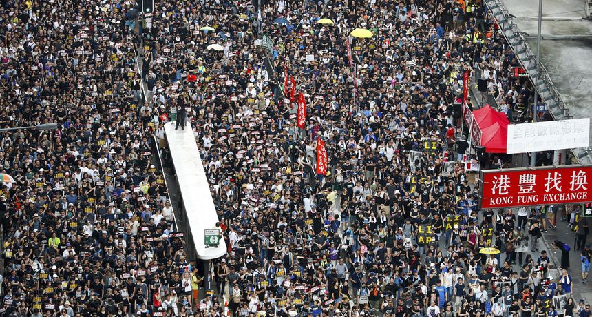  Policija u Hong Kongu ponovno ispalila suzavac u sukobu s tisućama prosvjednika 