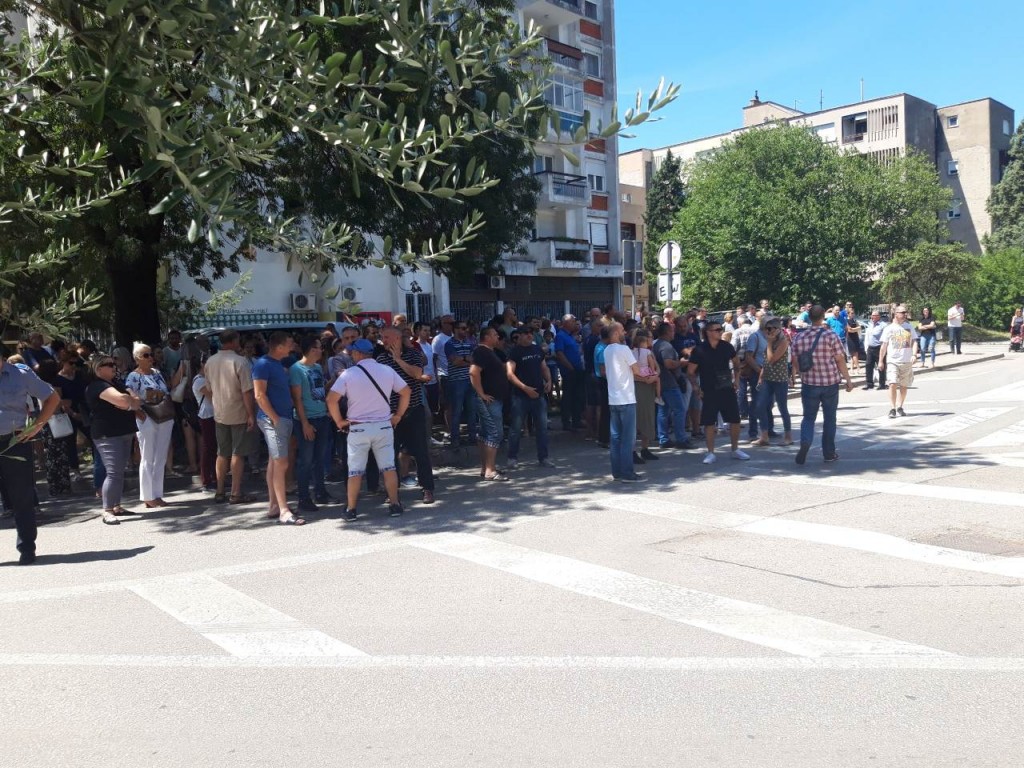 Radnici Aluminija i građani ispred zgrade HDZ-a, Čović u prostorijama poduzeća