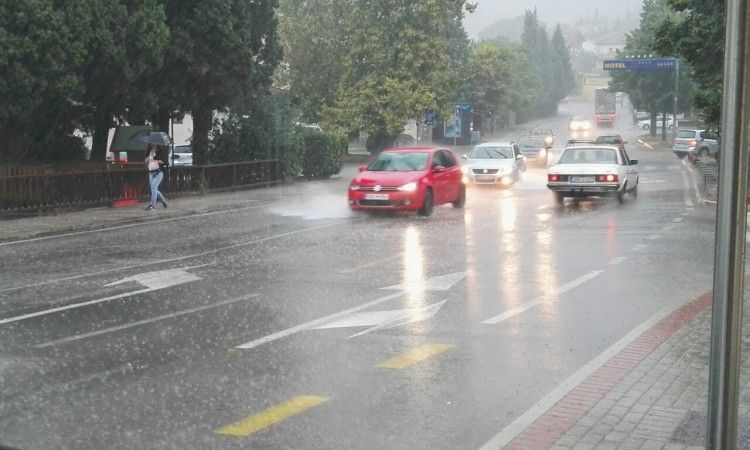 nevrijeme, Snažno nevrijeme, olujno nevrijeme, nevrijeme u Mostaru, kiša, vrućina, nevrijeme, kiša, kiša, vrijeme, vjetar, kiša, Federalni hidrometeorološki zavod