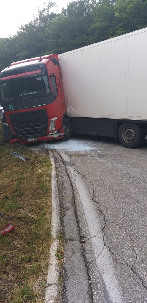 Tomislavgrad: Kamion proklizao i popriječio cestu