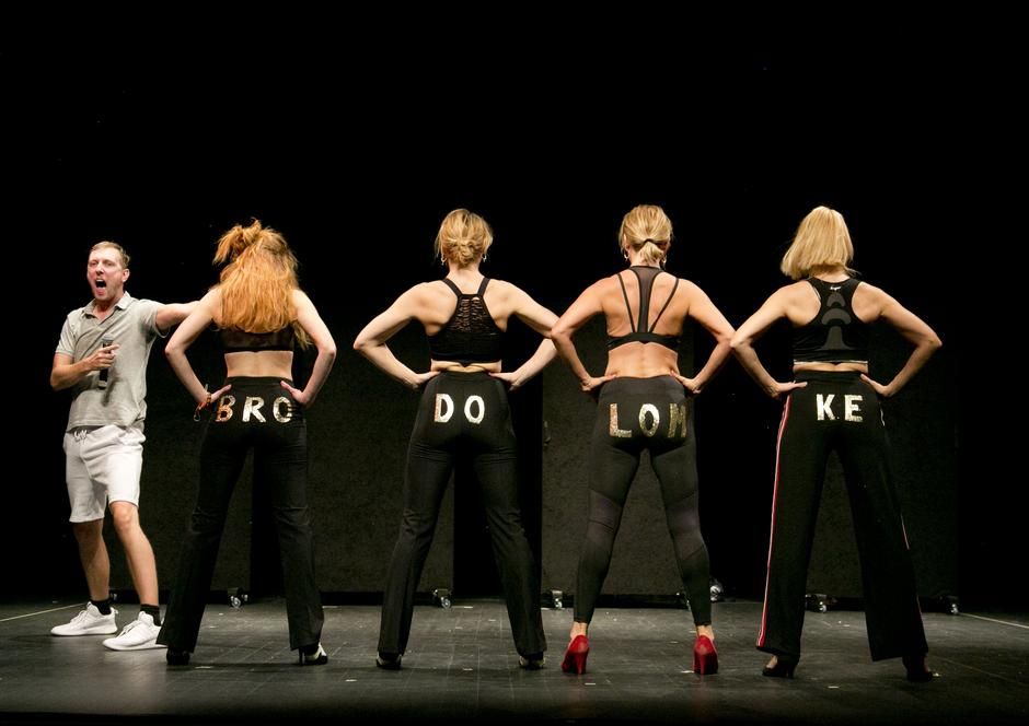 brodolomke, hit predstava