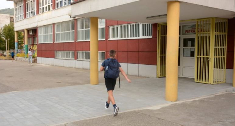 dileri, Mostar, škola