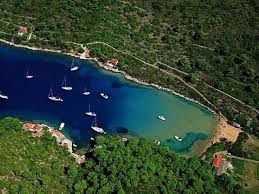 OTOK VIS: U skrovitoj uvali krije se prekrasna pješčana plaža