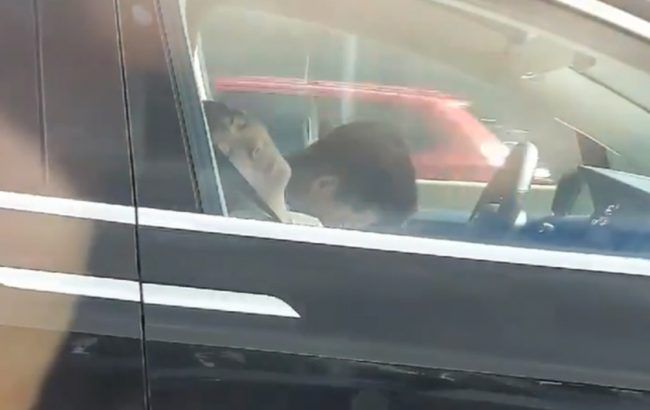 vozač auta , zaspao za volanom