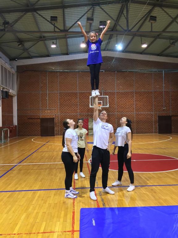 Cheerleading i Freestyle pom kamp