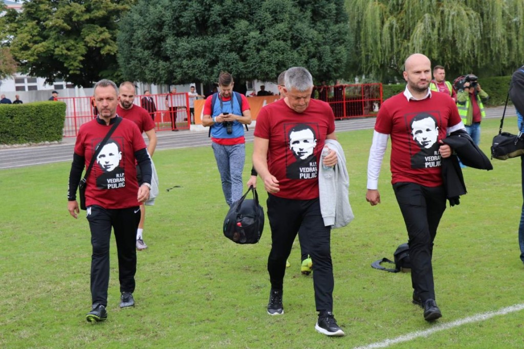 Upitan početak utakmice u Mostaru: Nogometaši Sarajeva sa likom Vedrana Puljića