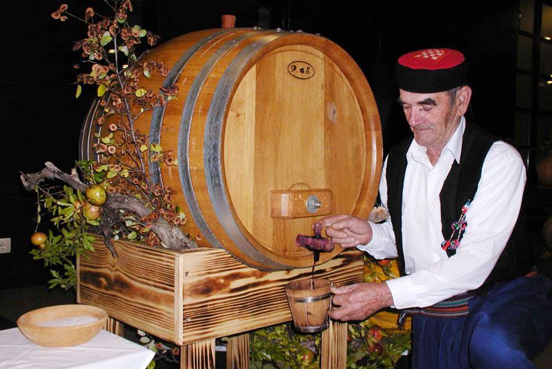 kušanje mladog vina u Brotnju