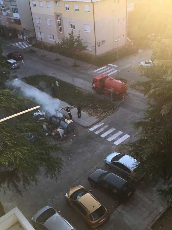 Gorilo smeće u Mostaru, vatrogasci brzom reakcijom spasili parkirana vozila