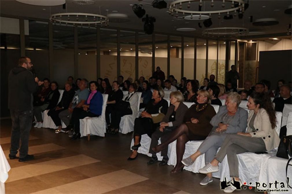 Stand Up, stand up komedija