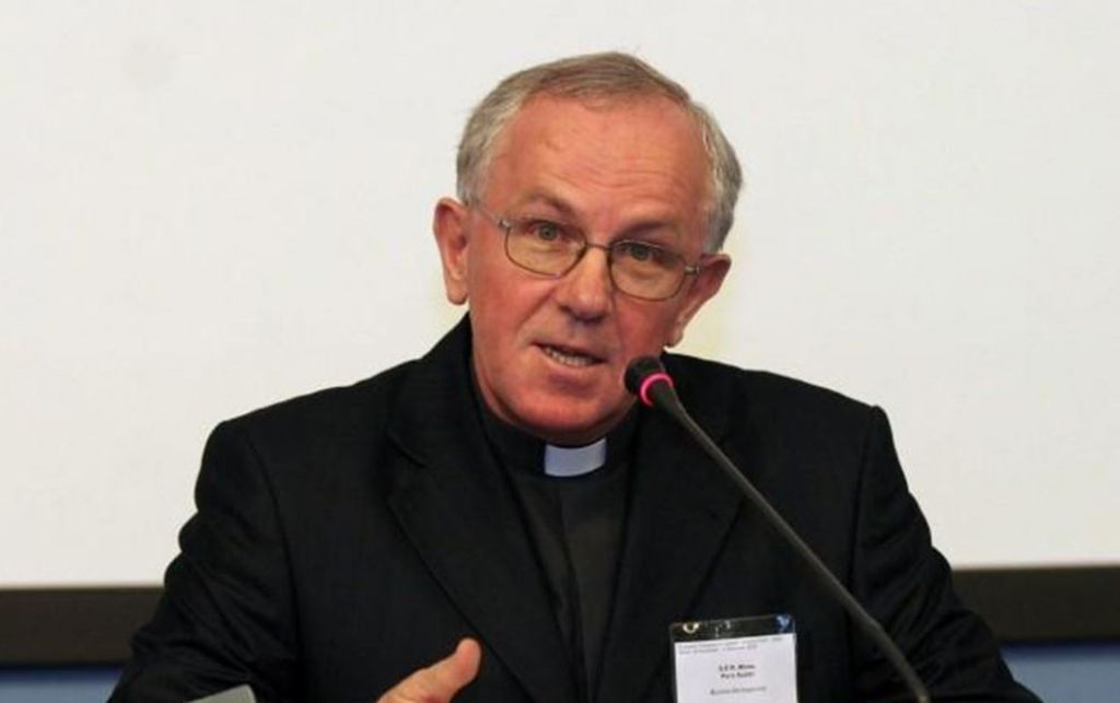 Papa, biskup, pero sudar, ostavka