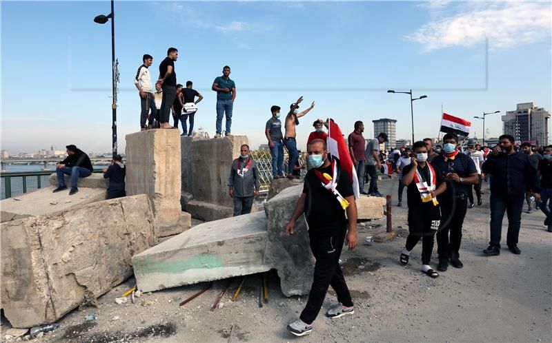 Bagdad, prosvjednici, suzavac, protuvladini prosvjedi