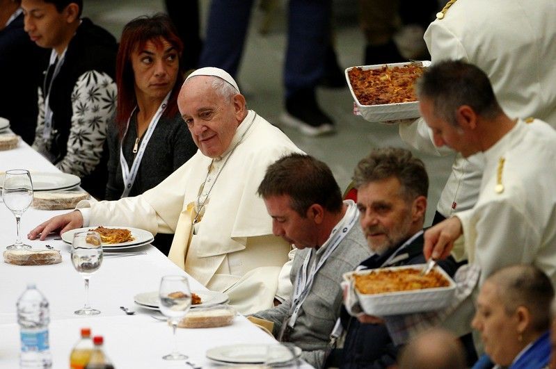 Papa Franjo ugostio 1500 beskućnika i siromašnih na ručku