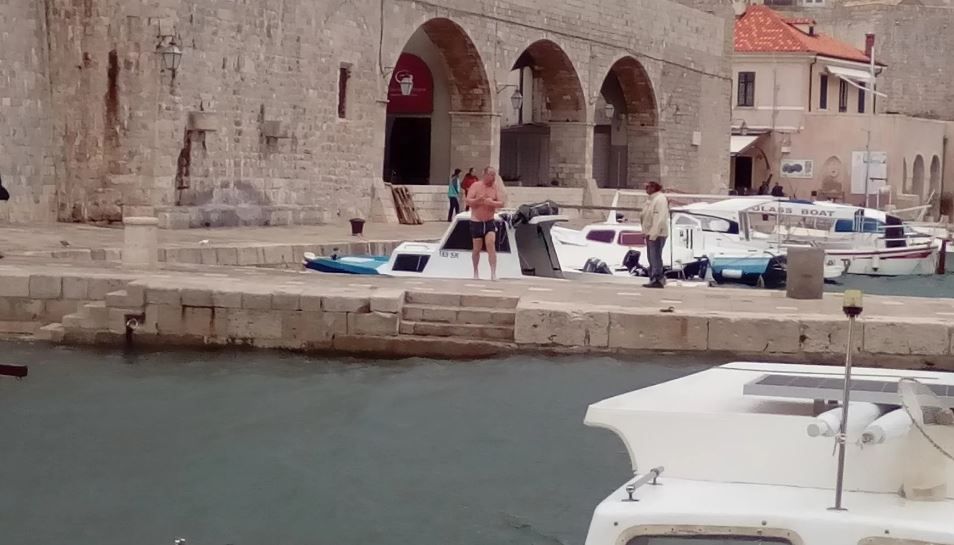 Dubrovnik, kupanje u Jadranu, turist