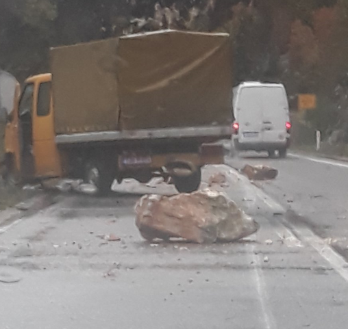 kamen, promet, vozač, ozljede, odron