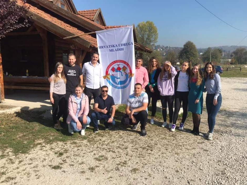 mladi, Vitez, udruga