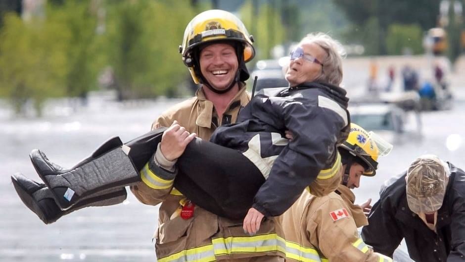 poplave u Kanadi, spašavanje, vatrogasac, baka