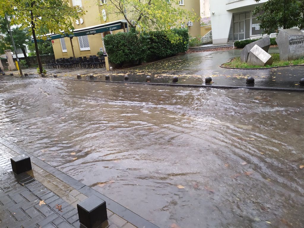 Mostar 'pod vodom': Obilna kiša izazvala velike probleme u gradu na Neretvi