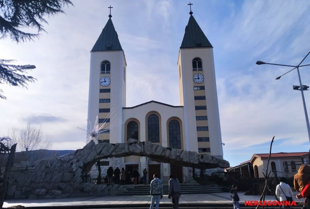 Sveta misa, blagdan nevine dječice , Marijine ruke, žive jaslice