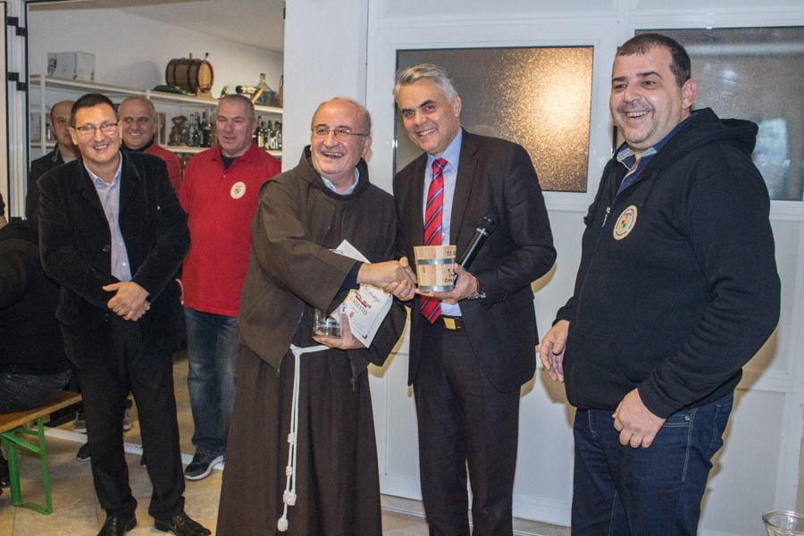 fratri, Grude, crno vino