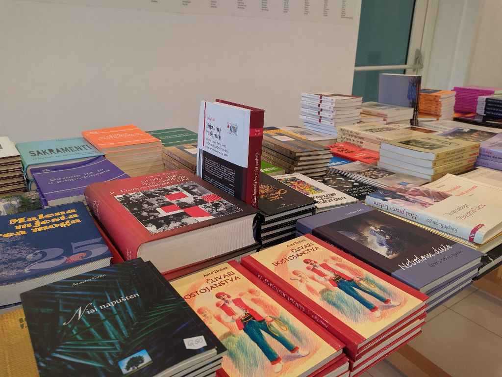 Bijeli petak, knjige, Dompes , pokloni