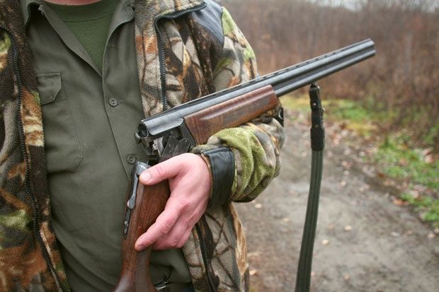 Dobro selo, muškarac ranjen, lovačka puška