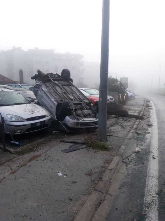 prometna nesreća kod Bulevara, automobil se prevrnuo, Mostar
