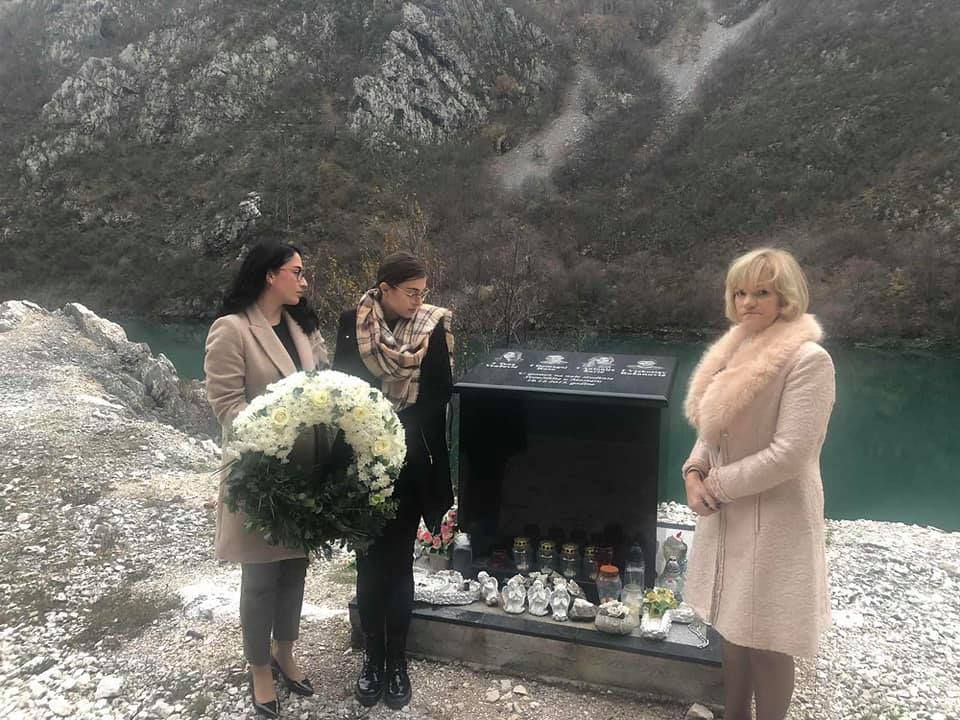 studenti, vijenci , svijeće, tuga