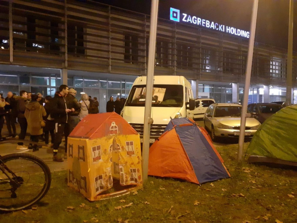 Kampiranje ispred zagrebačkog Holdinga