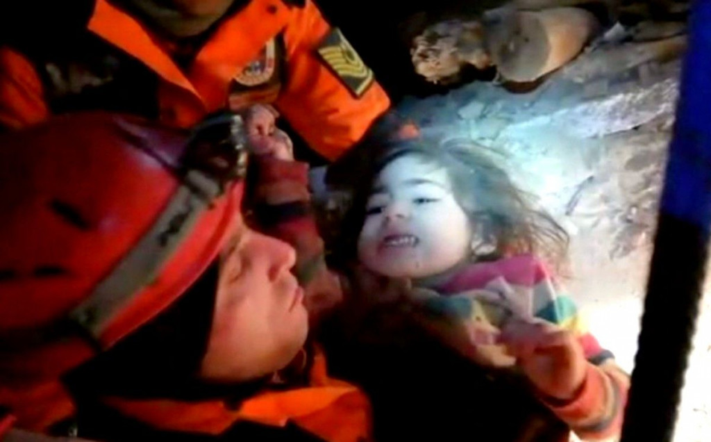 potres, djevojčica, ruševine