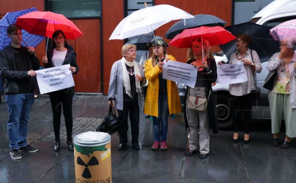 Aktivisti prosvjedovali pred hrvatskim veleposlanstvom zbog planova za Trgovsku goru