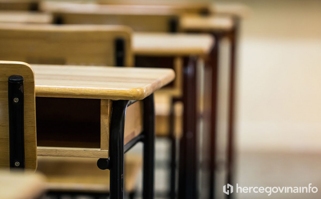 Prazna učionica škola klupe