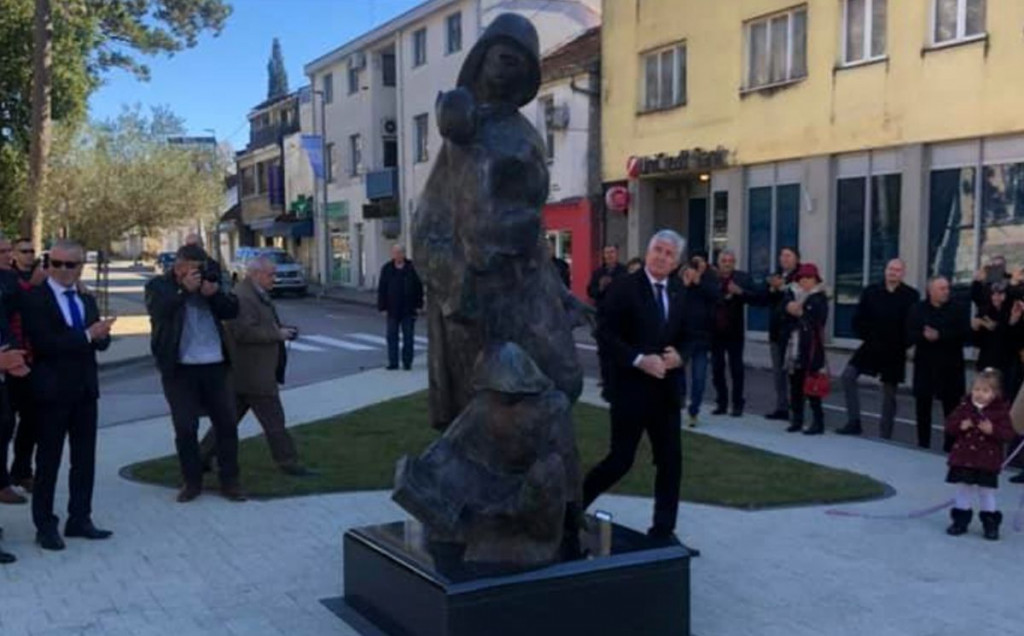 Svečano otkiven spomenik majkama