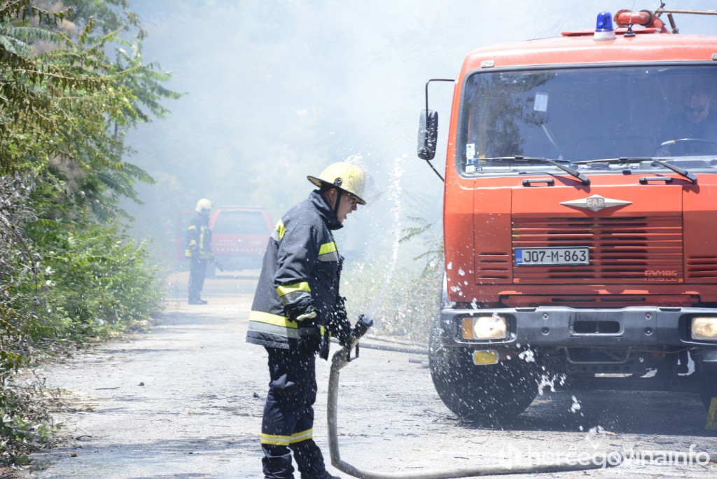 Vatrogasci požar