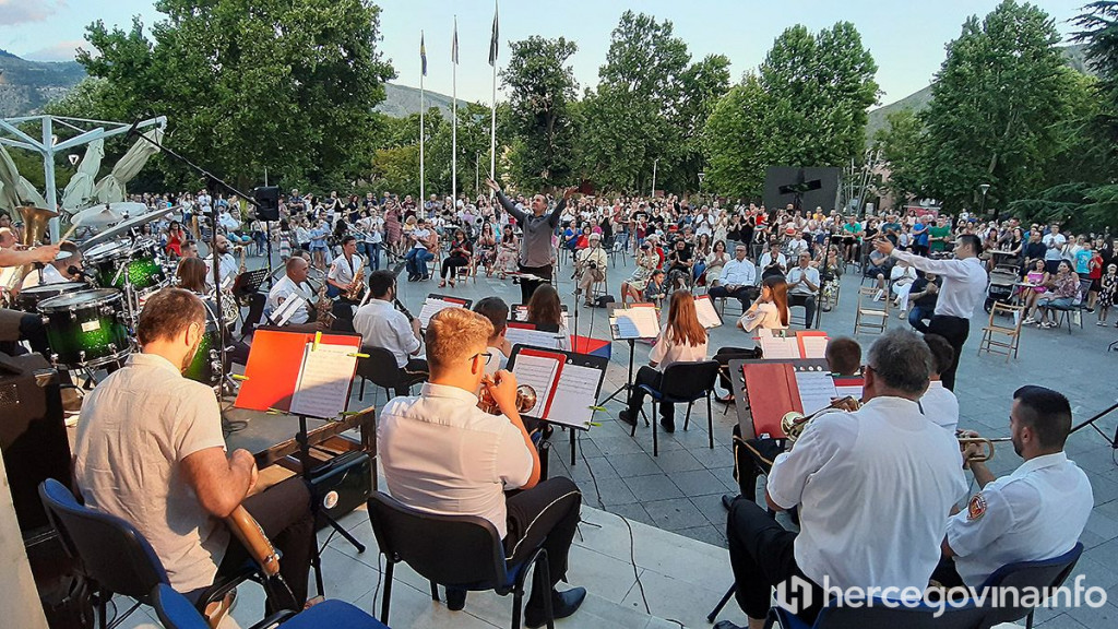 Koncert Hrvatske glazbe Mostar - koncert u dvorištu