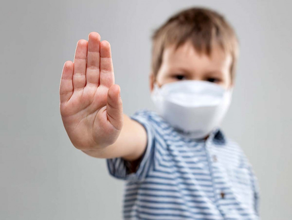 Dijete sa zaštitnom maskom