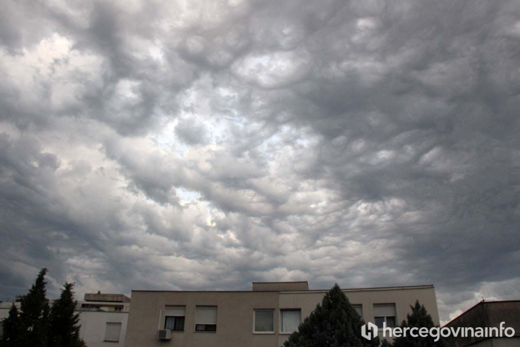 Oblaci nad Mostarom