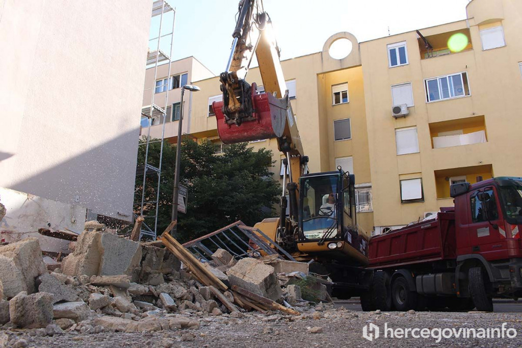 Rušenje bespravno izgrađenog objekta